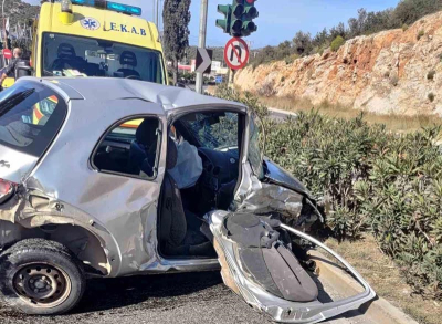 Νεκρή γυναίκα σε τροχαίο στη Βάρης - Κορωπίου, αναφορές ότι όχημα παραβίασε το κόκκινο