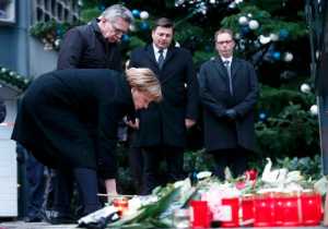 Βερολίνο: Λουλούδια στο σημείο της επίθεσης άφησε η Άνγκελα Μέρκελ