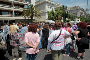 Οι καθαρίστριες συγκεντρώνονται έξω από το υπουργείο Υγείας - Απειλούν με πολυήμερη διαμαρτυρία